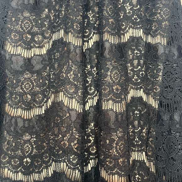 Women's Sleeveless Lace Top - Picture 2 of 4